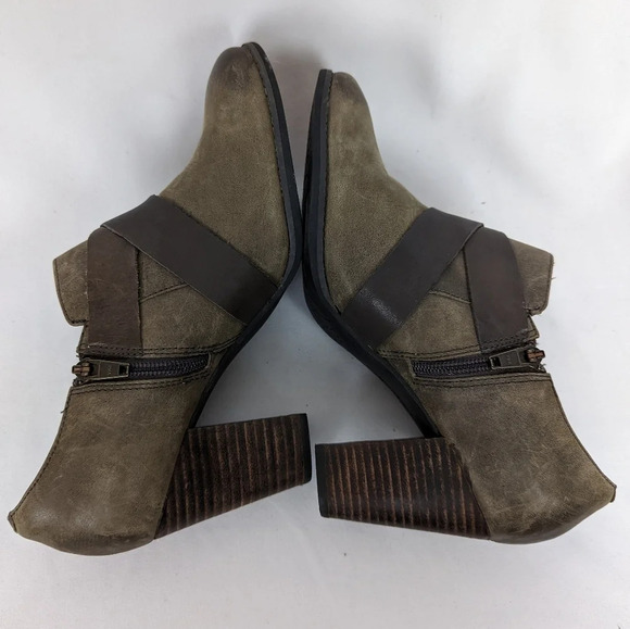 CLARKS Indigo Artisan Heath Woodlark Belted Buckle Ankle Boots Boho Punk Heel 9M - Picture 8 of 14